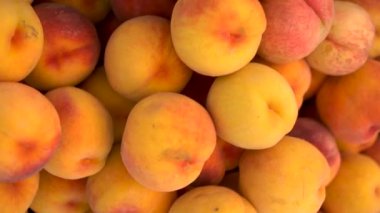 Piyasada bir sürü şeftali var. Kamera döner ve yakınlaşır. Yavaş çekim.