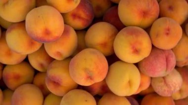 Piyasada bir sürü şeftali var. Kamera döner ve yakınlaşır..