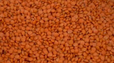 Markette bir sürü mercimek var. Kamera hareket ediyor..
