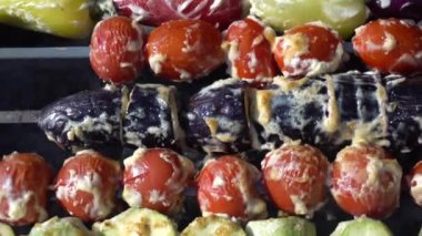 Şiş üzerindeki sebzeler ızgarada kızartılıyor. Vejetaryen barbeküleri.