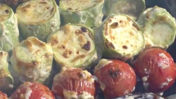 Groenten op spiesjes worden gebakken op de grill close-up. Vegetarische barbecues. — Stockvideo