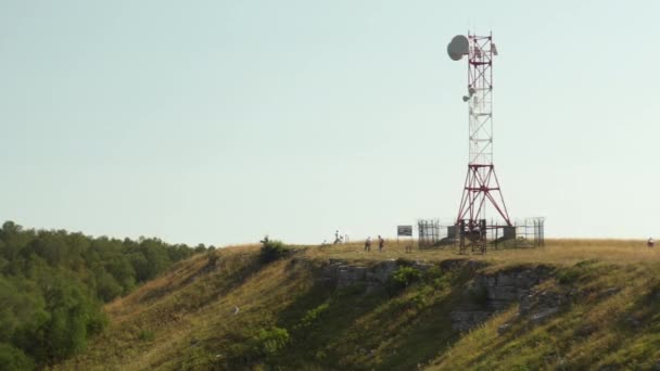 Rádiová stanice je v horách. Věž je instalována pro přenos dat v horách. — Stock video