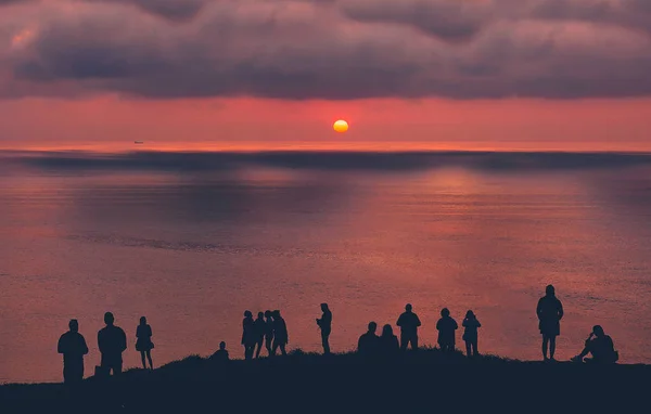 Άνθρωποι Βλέποντας Ηλιοβασίλεμα Στη Θάλασσα — Φωτογραφία Αρχείου