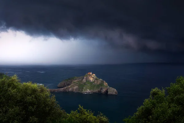San Juan Gaztelugatxe Com Nuvens Tempestuosas Paisagem Dramática Escura — Fotografia de Stock