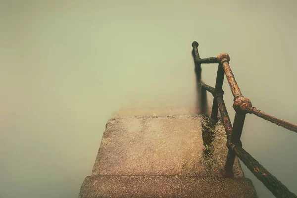 Rostiger Handlauf Wasser Mit Vintage Filtereffekt — Stockfoto