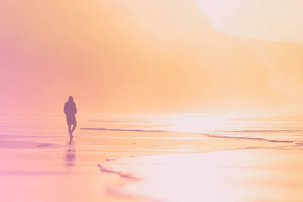 Eenzame Persoon Wandelen Het Strand Bij Zonsondergang — Stockfoto