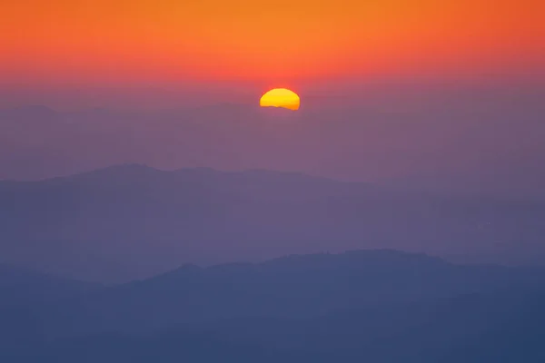 Ferne Berge bei Sonnenuntergang — Stockfoto