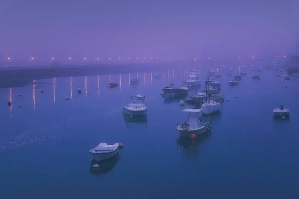 霧の夜の Plentzia 川のボート — ストック写真