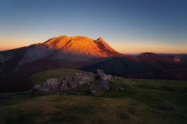 夕暮れ時の Urkiola Urkiolamendi 山からの Anboto — ストック写真