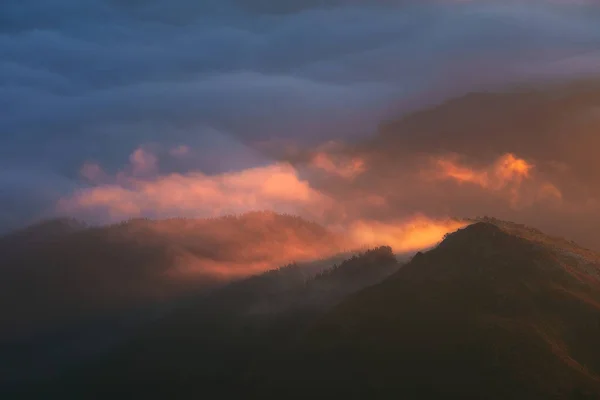 Morgondimma Fjärran Bergen Sunrise — Stockfoto