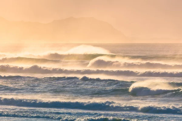 Golven Strandwal Met Prachtige Zonsondergang Licht — Stockfoto