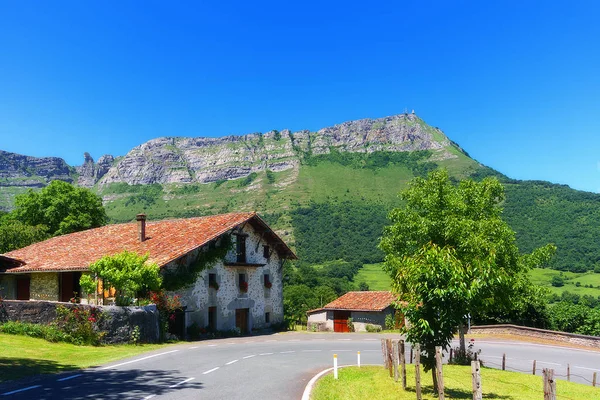 Einsames Haus Einer Straße Der Nähe Des Txarlazo Berges — Stockfoto