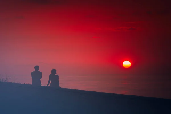 Romantische Szene Mit Paar Das Den Schönen Roten Sonnenuntergang Beobachtet — Stockfoto