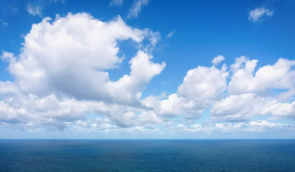 Entspannende Wolkenlandschaft Mit Blauem Himmel Über Dem Meer — Stockfoto
