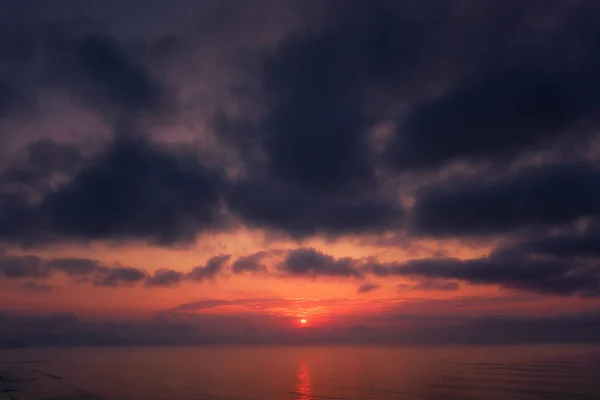 Oscuro Paisaje Nuboso Puesta Sol Sobre Mar —  Fotos de Stock