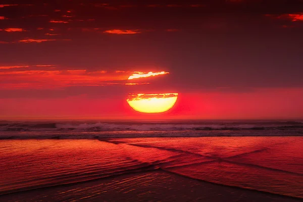 Coucher Soleil Rouge Avec Grand Soleil Sur Mer — Photo