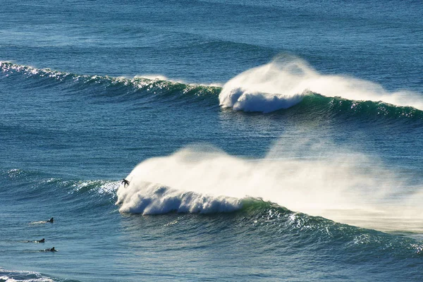 Fale Oprysków Surferów Nad Morzem — Zdjęcie stockowe