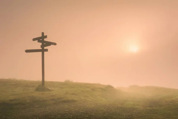 Rozcestník Hoře Mlhavé Ráno — Stock fotografie