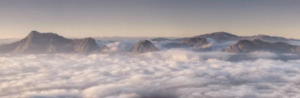 Πανόραμα Των Βουνών Urkiola Και Gorbea Στην Ομίχλη Πρωί — Φωτογραφία Αρχείου