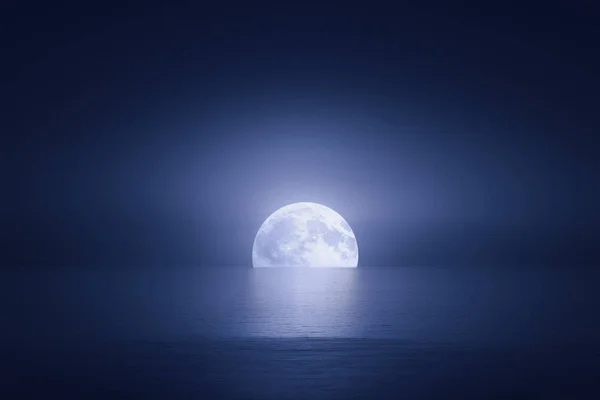 Lua Grande Sobre Mar Noite — Fotografia de Stock