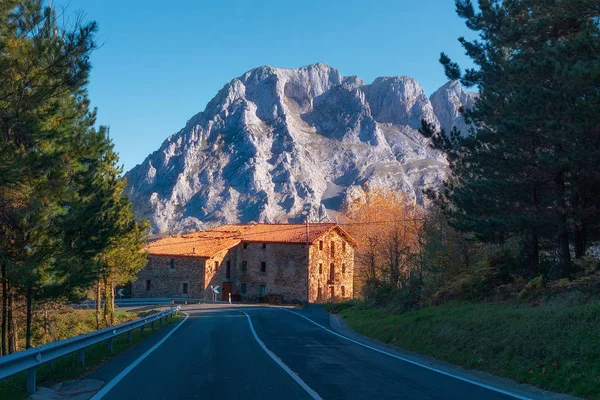 Casa Solitaria Vicino Una Strada Vicino Alla Catena Montuosa Urkiola — Foto Stock