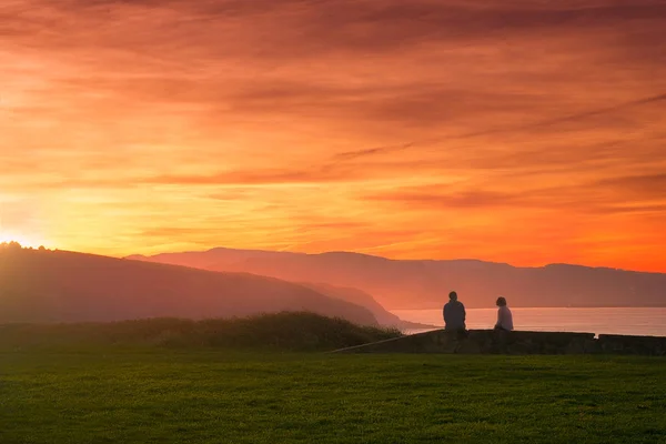 Paar Beobachtet Schönen Sonnenuntergang Der Küste — Stockfoto