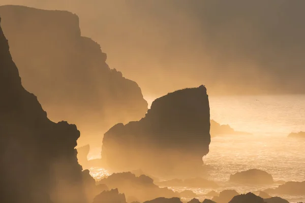 Felsen Mit Dunst Der Küste — Stockfoto