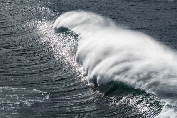 Big Wave Breaking Spray Windy Day — Stock Photo, Image