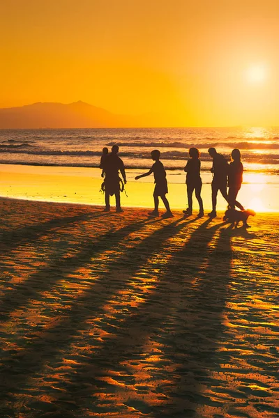 People Walking Beach Sunset — Stock Photo, Image