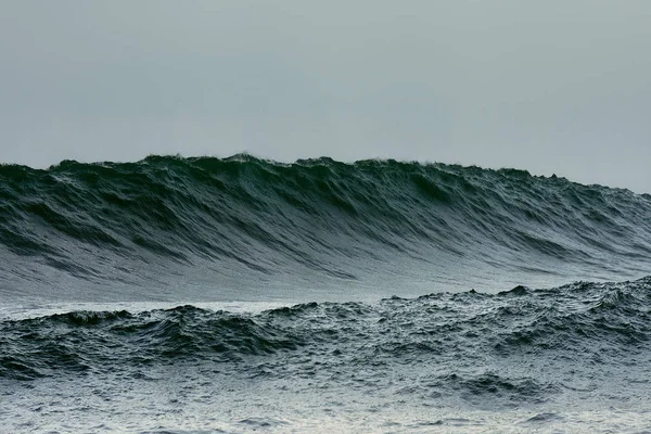 Большие Волны Бурной Погодой — стоковое фото