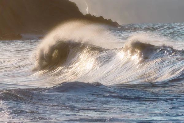 Όμορφα Κύματα Που Σκάνε Στην Θάλασσα — Φωτογραφία Αρχείου