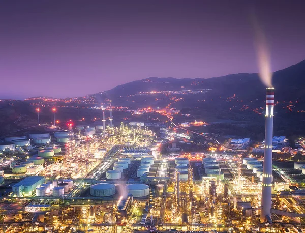 Industriefabrik mit Schornsteinen und Rauch in der Nacht — Stockfoto