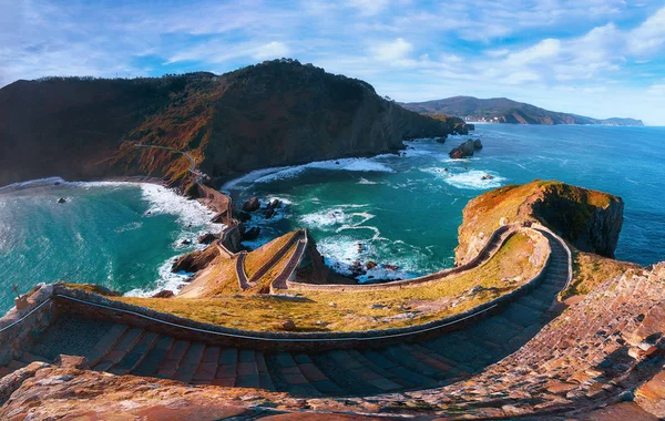 Panorama de escaleras en gaztelugatxe en la costa del País Vasco —  Fotos de Stock