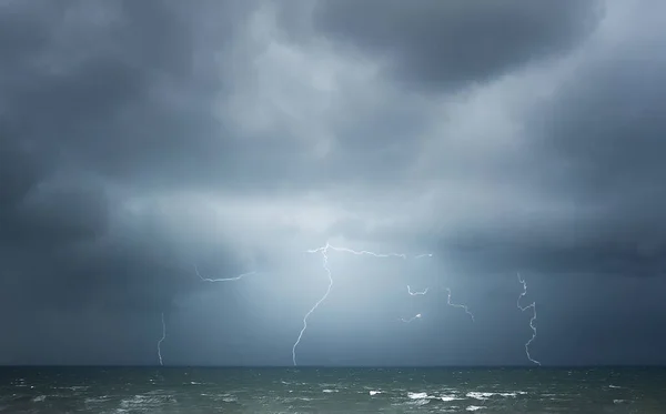 Onweer met bliksem op de zee — Stockfoto