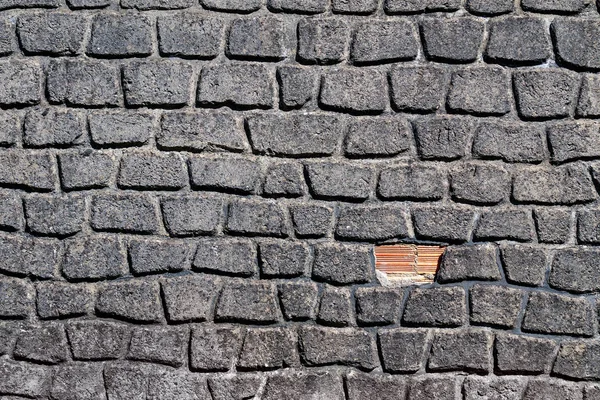 Κτίριο τοίχο με ανομοιόμορφες πέτρες τούβλων. Ιδέα επισκευής — Φωτογραφία Αρχείου
