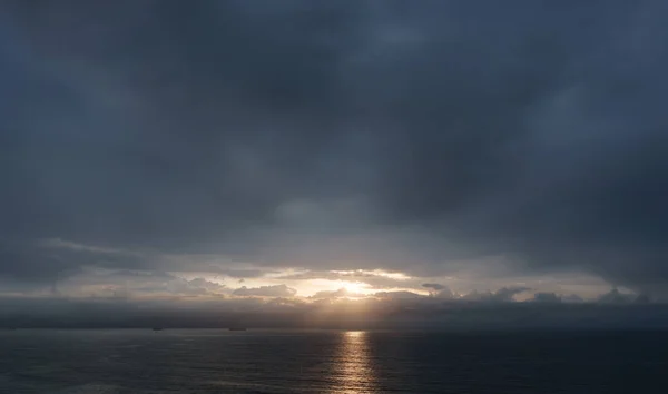Buio tramonto nuvoloso sul mare — Foto Stock