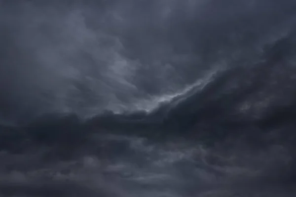 Fond nuageux avec des nuages sombres et orageux — Photo