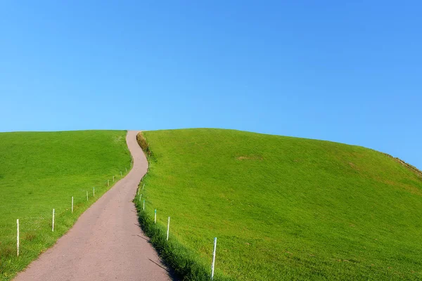 Landstraße auf Hügel mit blauem Himmel — Stockfoto