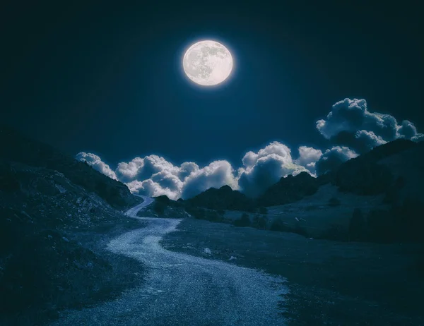 Paisagem escura com lua cheia e um caminho — Fotografia de Stock