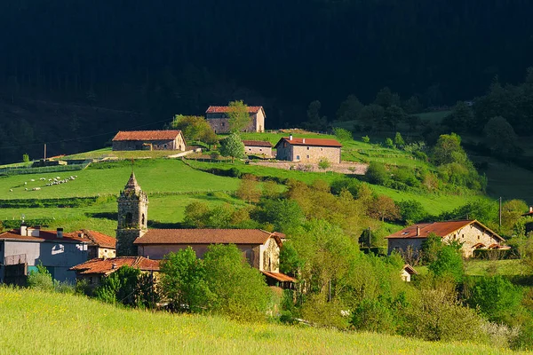 Piękny widok na wioskę Arrazola w kraju Basków — Zdjęcie stockowe