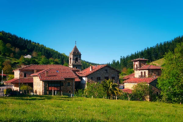 Wiejski krajobraz w Axpe miejscowości w kraju Basków — Zdjęcie stockowe