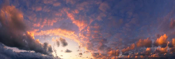 Panorama di bel paesaggio nuvoloso con nuvole rosse al tramonto — Foto Stock