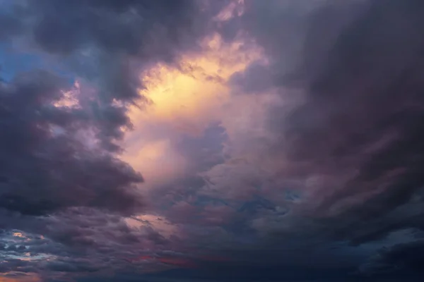 Bakgrund av mulen mörk himmel i solnedgången — Stockfoto