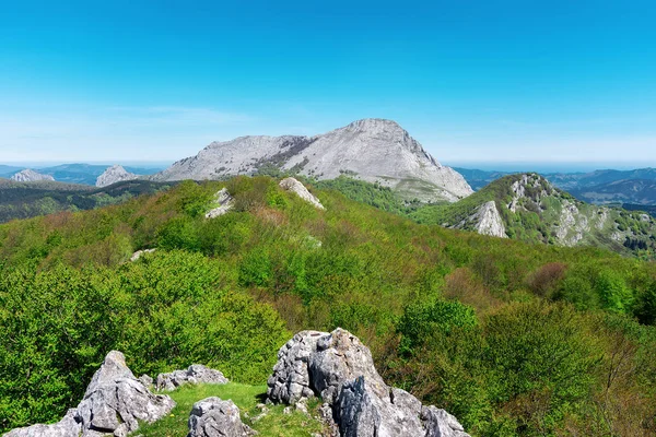 Wiosna krajobraz z góry Anboto w Urkiola z Orixol — Zdjęcie stockowe