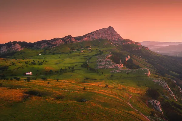 Alba a Gorbea con vista sui campi di Arraba — Foto Stock