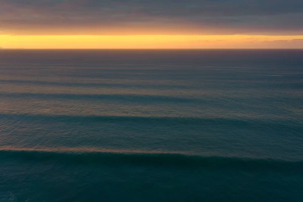 Paysage marin avec de belles vagues au coucher du soleil — Photo