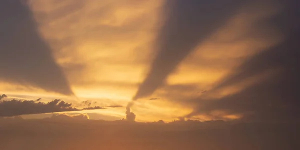 태양 광선과 놀라운 구름 풍경 — 스톡 사진