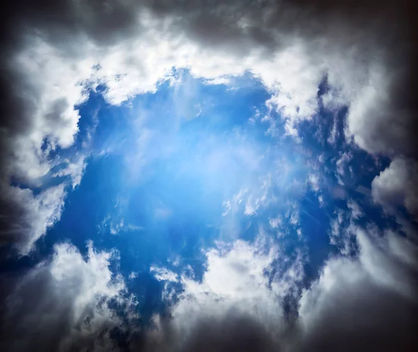Δραματική συννεφιά με σκοτεινά σύννεφα και μπλε τρύπα στον ουρανό — Φωτογραφία Αρχείου