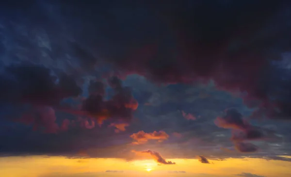 Nuvoloso e buio paesaggio nuvoloso drammatico al tramonto — Foto Stock