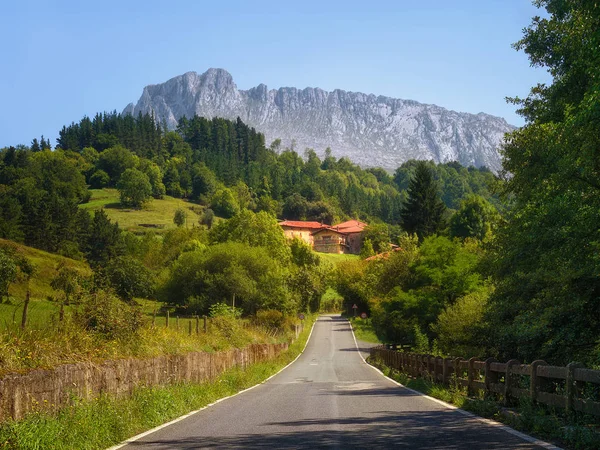Itxina dağı ile Orozko Zaloa köyüne Yol — Stok fotoğraf